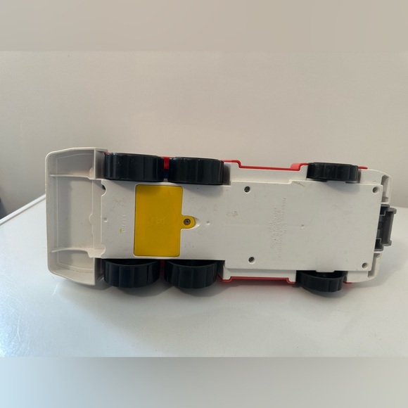 Fisher-Price 2007 L3940 Fire Truck Little People With Sounds VTG - Picture 6 of 7